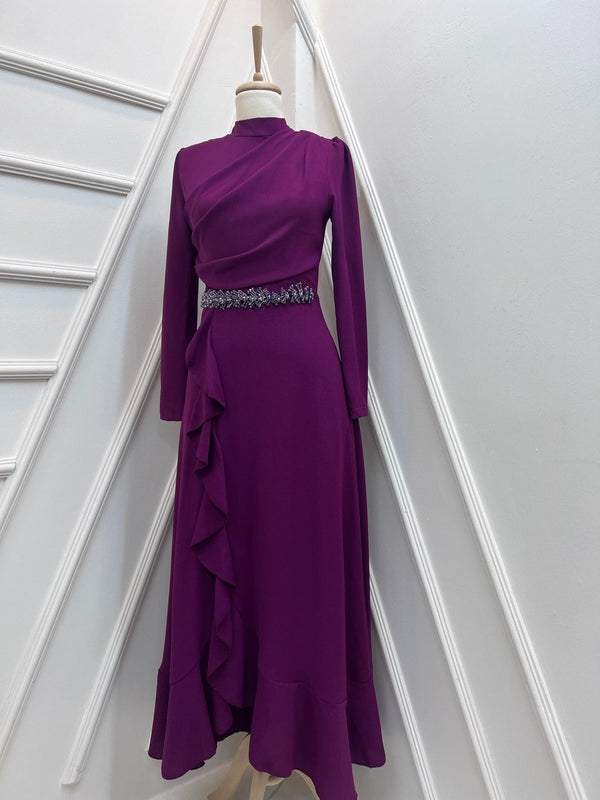 ABENDKLEID AUS CRÊPE MIT BODEN