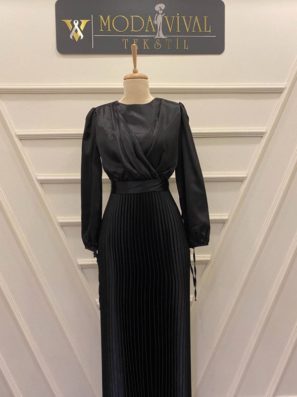 PLISSIERTES ABENDKLEID