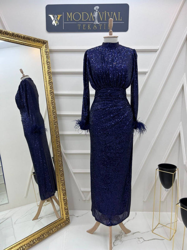 GLÄNZENDES ABENDKLEID MIT FEDERN UND PAILLETTEN